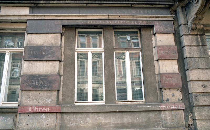 Dresden-Pieschen, Robert-Matzke-Str. 41, 20.3.1995 (1).jpg - Gelegenheitskäufe, Schuhwaren: Unterhosen, Aermelwesten, Uhren - Sweaters, Hemden, Ketten